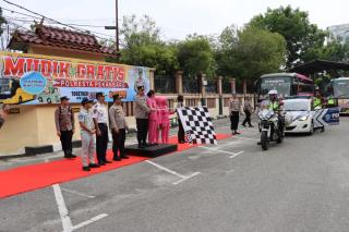 Kapolresta Pekanbaru Lepas 2 Bus Rombongan Mudik Gratis ke Sumbar
