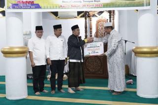 Gubri Salurkan Paket Santunan Idulfitri di Masjid Paripurna Amaliyah Pekanbaru
