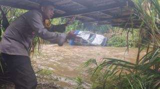 Tragis! Mobil Pemudik Asal Riau Hanyut di Sumut, 8 Penumpang Tewas