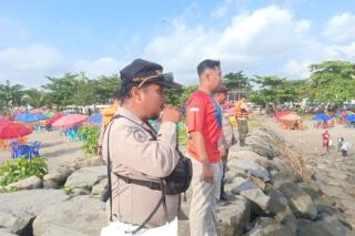 Libur Lebaran, Warga Rohul Hanyut saat Berenang di Pantai Padang