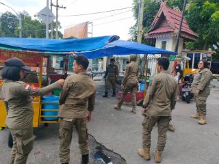 Lakukan Penertiban, Satpol PP Pekanbaru Sita Meja Milik PKL