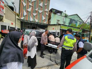 Pengemudi Mobil Pingsan, Anggota Polresta Pekanbaru Langsung Bertindak