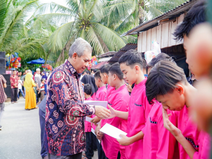 Kamsol Hadiri Acara Santunan Anak Yatim Desa Padang Mutung