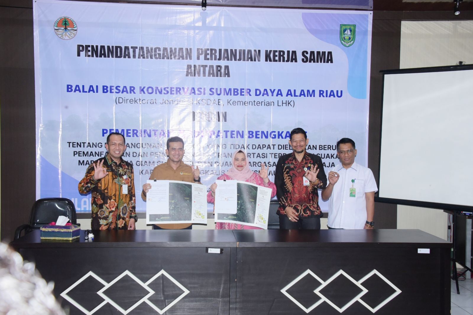 Bupati Kasmarni Tandatangani Kerjasama dengan Kepala BKSDA Riau