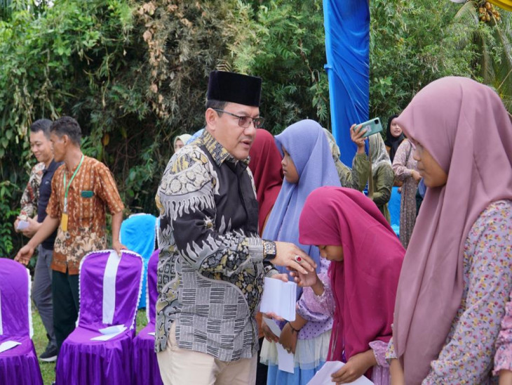 Camat Rumbio Jaya Aperesiasi Kegiatan Penyantunan Anak Yatim Dusun V Tarok Desa Alam Panjang