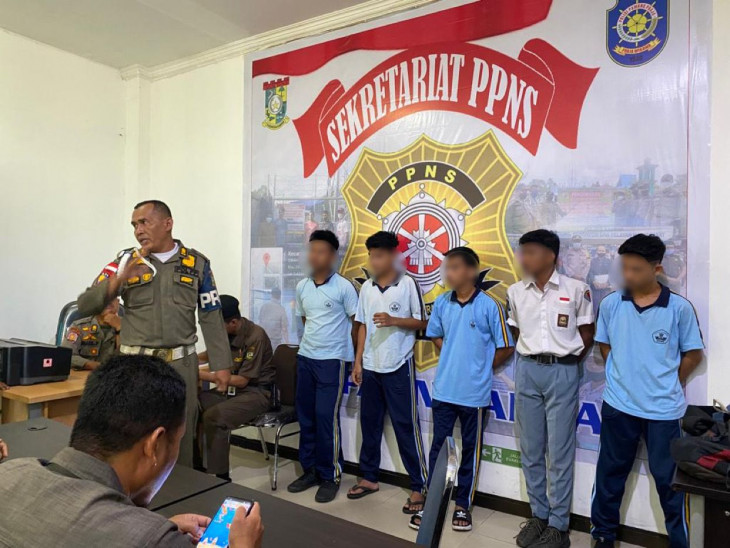 Satpol PP Kampar Amankan 5 Siswa yang Berkeliaran Saat Jam Belajar Sekolah