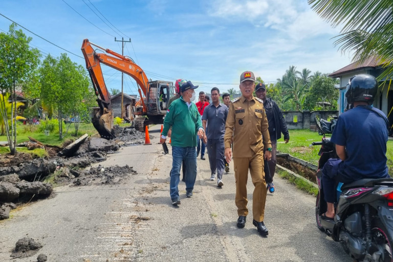 Plt Bupati Asmar Tinjau Sejumlah Jalan dan Jembatan Rusak di Meranti