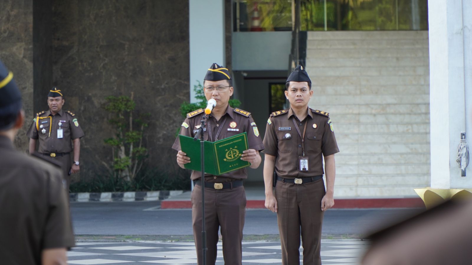Koordinator Bidang Datun Kejati Riau Menjadi Penerima Apel Pagi