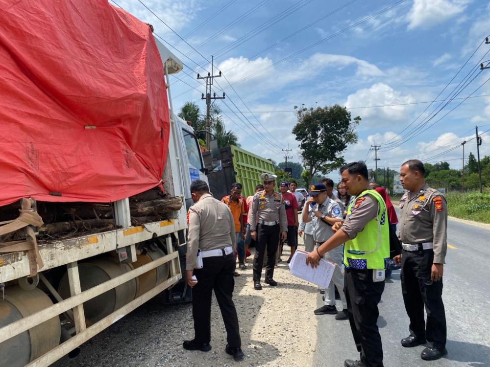 Brakkk! Tukang Becak Motor Tewas Ditabrak Truk di Jalan Pasir Putih Kampar