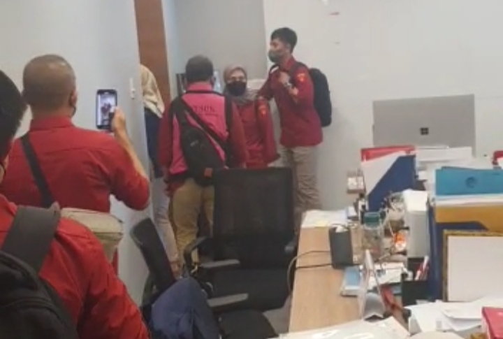 Tim Jaksa Penyidik Geledah Rumah Dinas dan Kantor KemenkominfoÂ