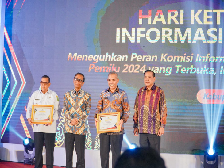 Dihadiri Langsung Mahfud MD, Pj Bupati Kampar Terima Penghargaan Puncak HAKIN
