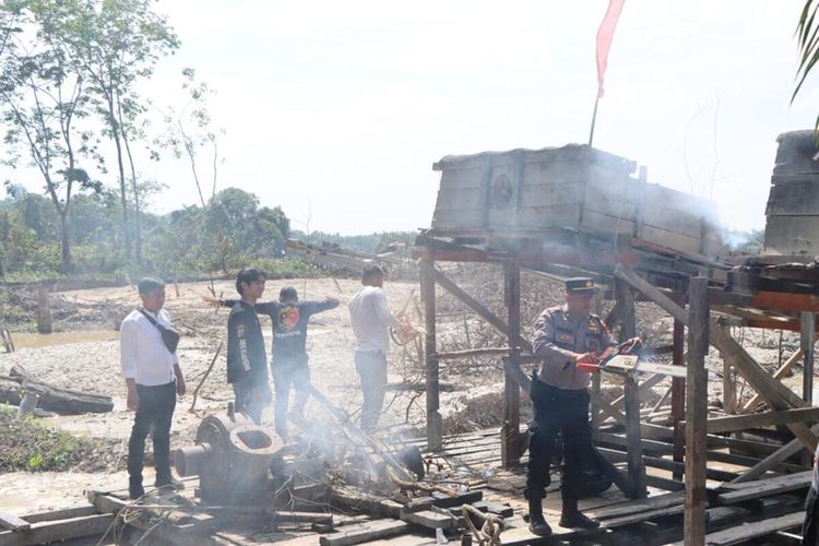 Polisi Bakar Belasan Rakit Tambang Emas Ilegal di Kuansing