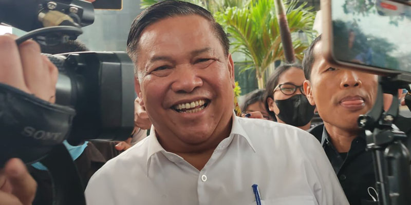 Diperiksa KPK Selama Tiga Jam, Sekda Riau SF Hariyanto Hanya Senyam-senyum