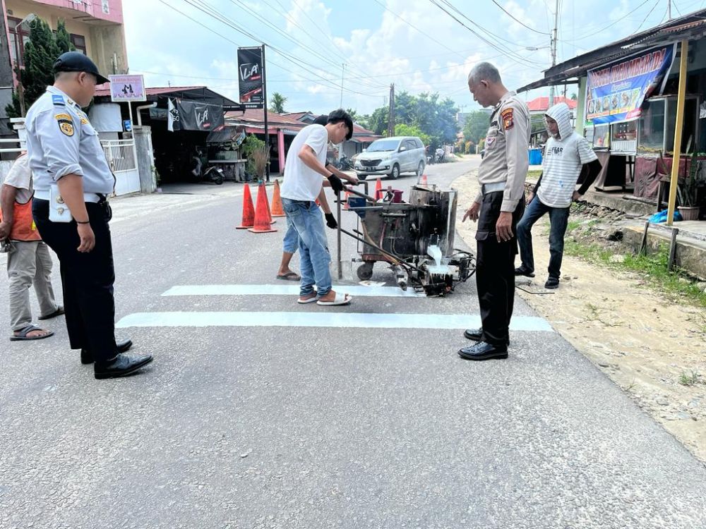 Satlantas dan Dishub Pekanbaru Bekerjasama Membuat Zebra Cross