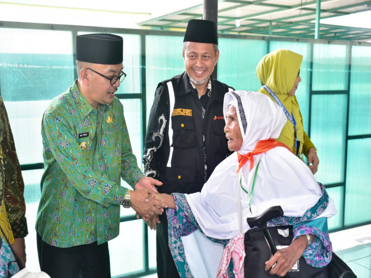 Bersama Gubri, Pj Bupati Firdaus Lepas Sebanyak 367 JCH ASal Kampar