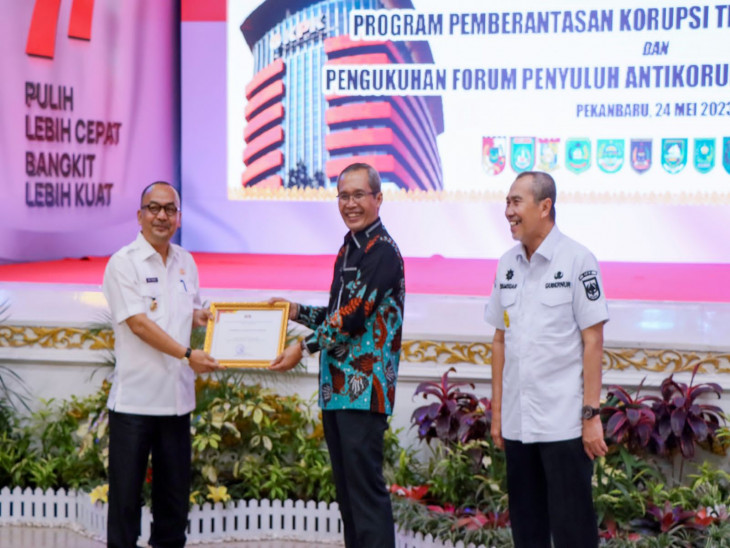 Pj Bupati Kampar Muhammad Firdaus Terima Tiga Penghargaan dari KPK RI