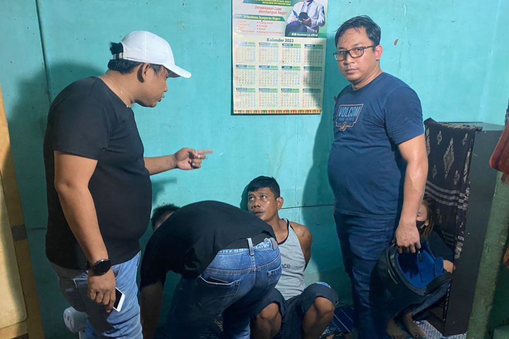 Polisi Bekuk Residivis Narkoba Jual Senpi di Rumah Kontrakan
