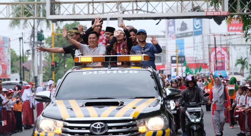 Pelajar dan Masyarakat Tumpah Ruah Sambut Kepulangan Pahlawan Emas Sea Games Kamboja