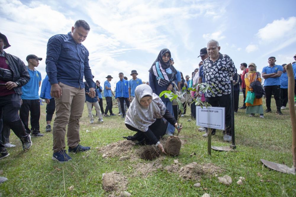 Peringati Milad ke-41 FKIP UIR Tanam 1.000 Pohon di Desa Empat Balai