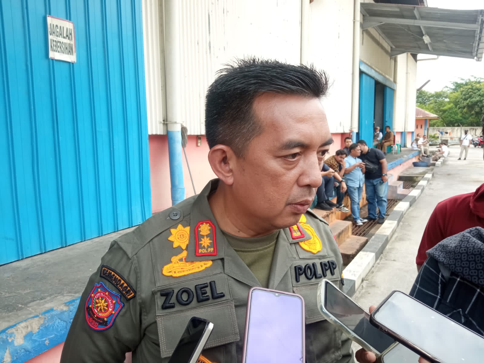 Satpol PP Pekanbaru Tegur PKL Membuka Lapak di Badan Jalan