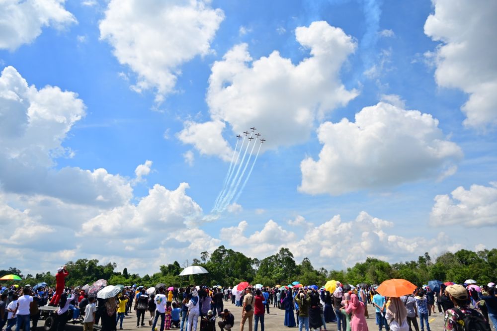Manuver di Langit Riau, Jupiter Aerobatic Team Pukau Warga Pekanbaru