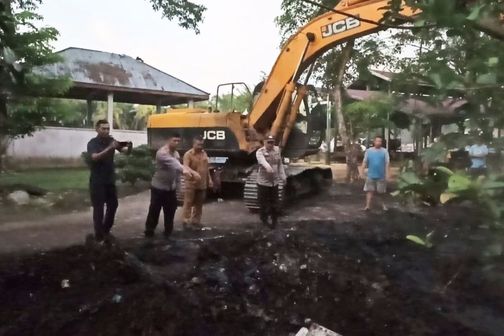 Polisi Timbun Kembali Daging Sitaan yang Dijarah Warga dari TPA Bengkalis