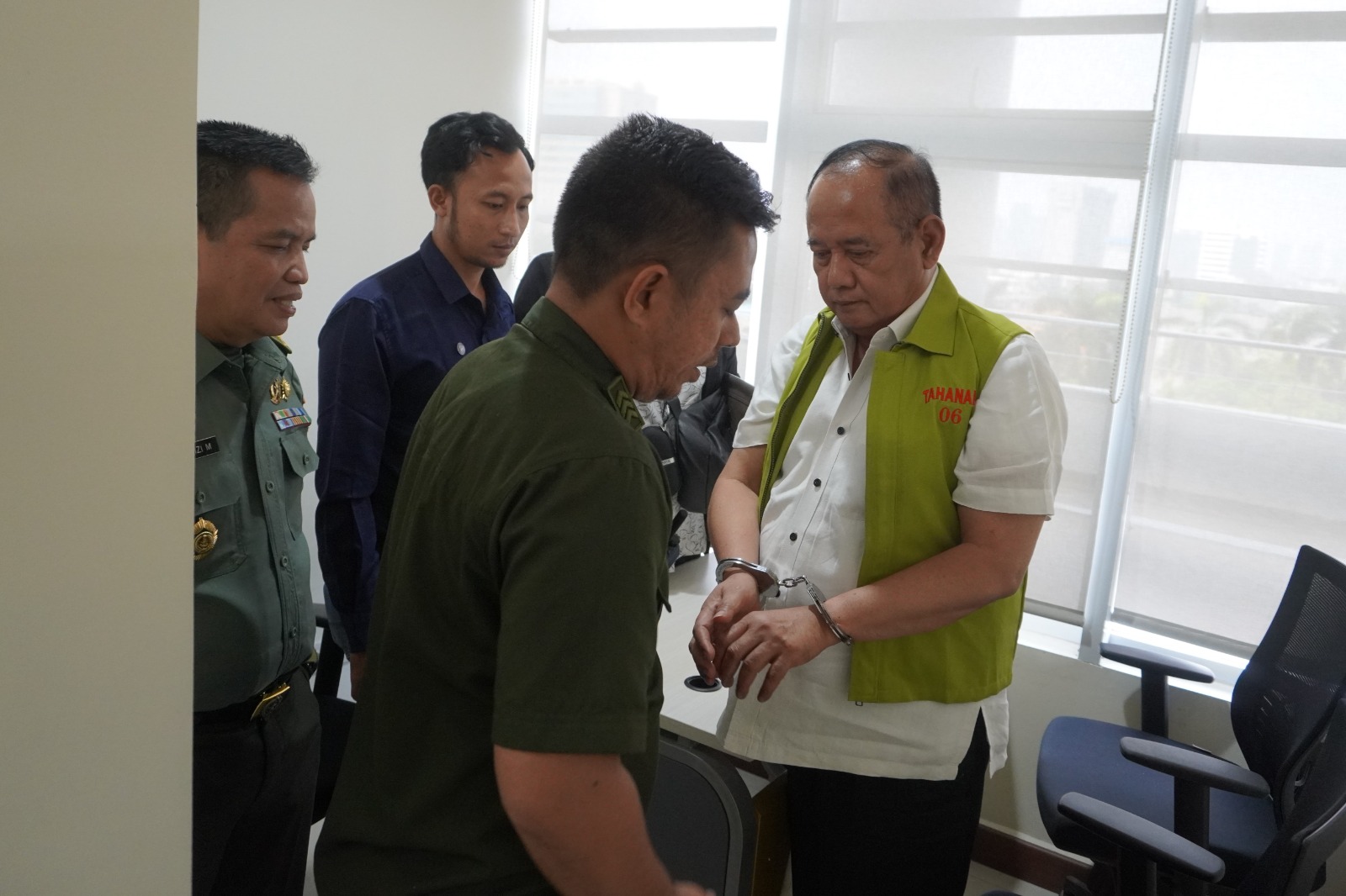 Tim Penyidik Koneksitas Melakukan Penahanan Terhadap Tersangka AS