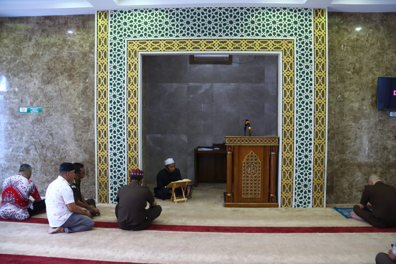 Ust. Chairul Ichwan Mengisi Tausiyah Baâ€™da Dzuhur di Kejati RiauÂ 
