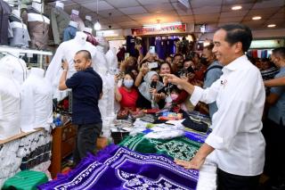 Presiden Jokowi Tinjau Aktivitas Perdagangan Pascalebaran di Jakarta
