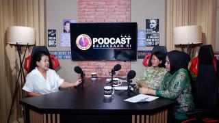Ketua Umum IAD Sruning BurhanuddinÂ Sosok Wanita Bersahaja