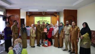 Kabag Prokopim dan Kabag Umum Salurkan Bantuan untuk Anak Stunting
