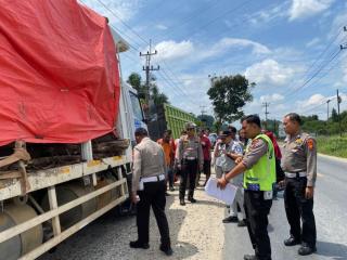 Brakkk! Tukang Becak Motor Tewas Ditabrak Truk di Jalan Pasir Putih Kampar