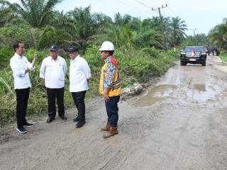 Presiden Jokowi Tinjau Kondisi Jalan di Labuhanbatu Utara