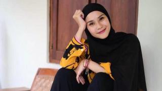 Begini Reaksi Ibunda Saat Zaskia Mecca Kepergok Merokok