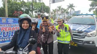 Kampanye Keselamatan Lalu Lintas, Kapolresta Pekanbaru Bagikan Helm Gratis kepada Anak-anak
