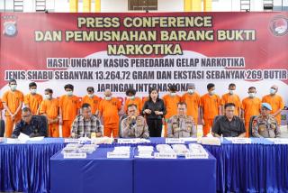Polda Riau Musnahkan 13 Kg Sabu serta 269 Pil Ektasi Milik 15 Kurir Jaringan Internasional