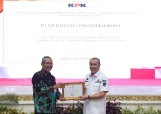 Gubernur Syamsuar Terima 3 Penghargaan dari KPK