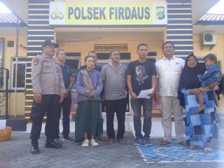 Polsek Firdaus Pertemukan Ibu yang Membawa Anak Balita Asal Siak dengan Keluarga