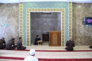 Pegawai di Lingkungan Kejati Riau Mengikuti Tausiyah Ba'da Dzuhur
