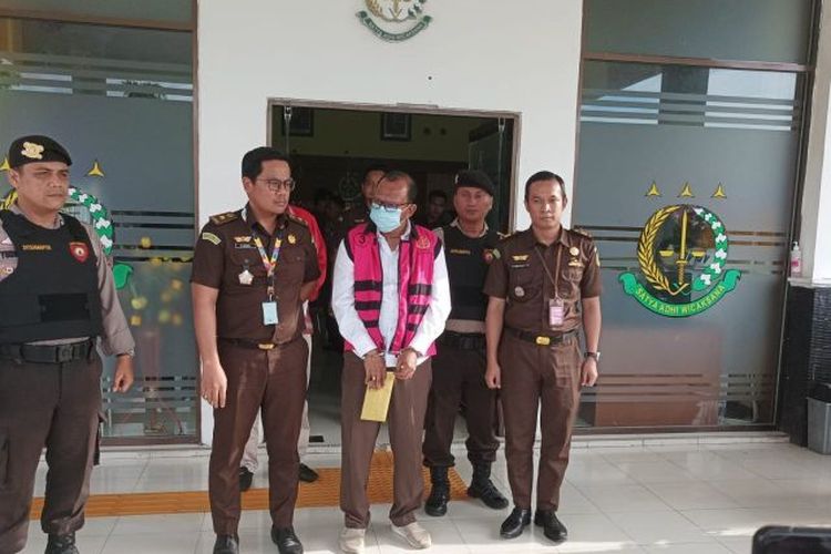 Diduga Tarik Pungli dari Pengusaha Kecil dan Warung, Kasatpol PP Siak DitahanÂ
