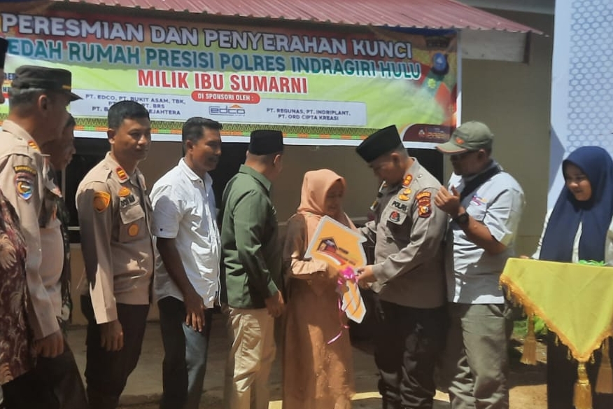Sumarmi Menangis Haru Usai Dapat Program Bedah Rumah Presisi di Inhu