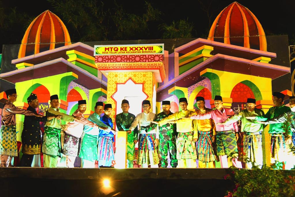 Wabup Bagus Santoso Buka MTQ Desa Teluk Latak dengan Pantun Cinta Al Qurâ€™an