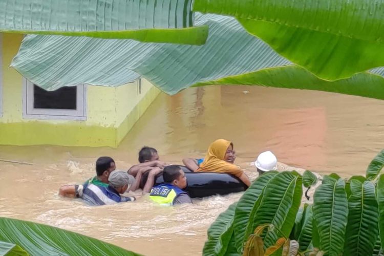 Ini Cerita Bripka Donni Evakuasi Nenek yang Terjebak Banjir 2 Meter di Indragiri Hulu