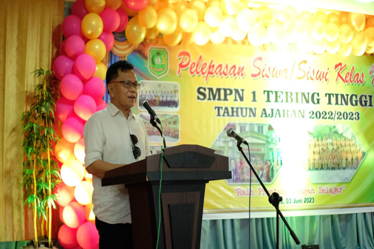Plt Bupati Asmar Hadiri Perpisahan Siswa SMPN 1 Tebingtinggi Â