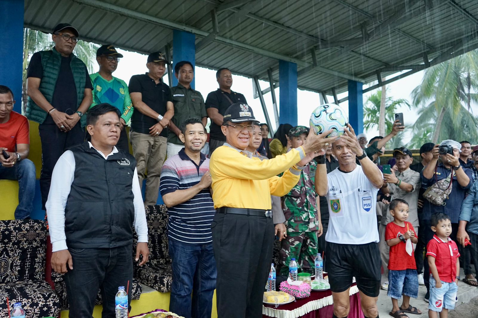 Diguyur Hujan Deras, Wardan Buka Turnamen Sepakbola Bupati Cup di Desa Sungai Undan