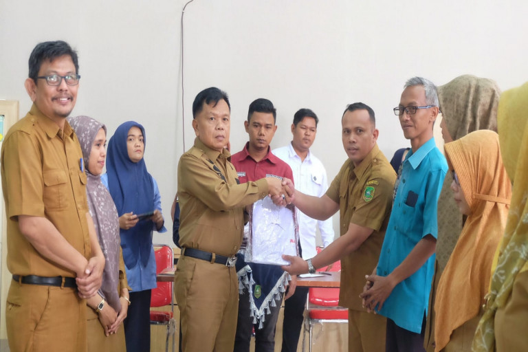 Plt Bupati Serahkan Bantuan Siswa untuk 36 Sekolah Dasar di Meranti dari RAPP