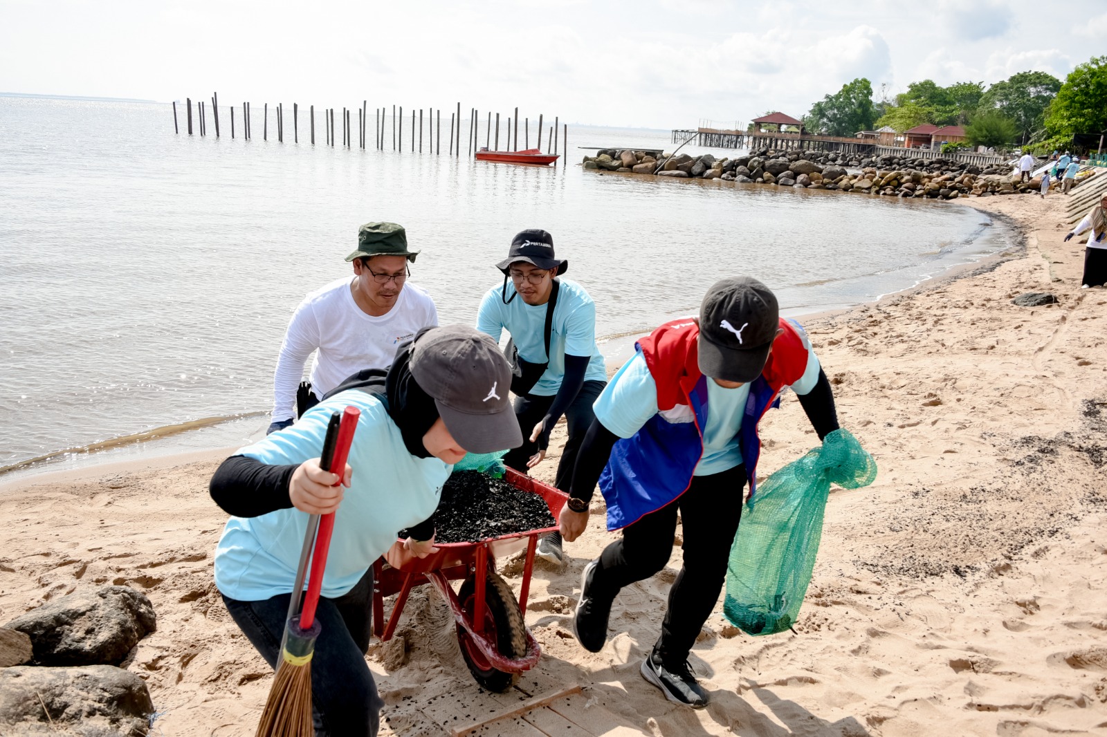 Bersihkan Pantai Marina, PT KPI Unit Dumai Kumpulkan 3,2 Ton Sampah