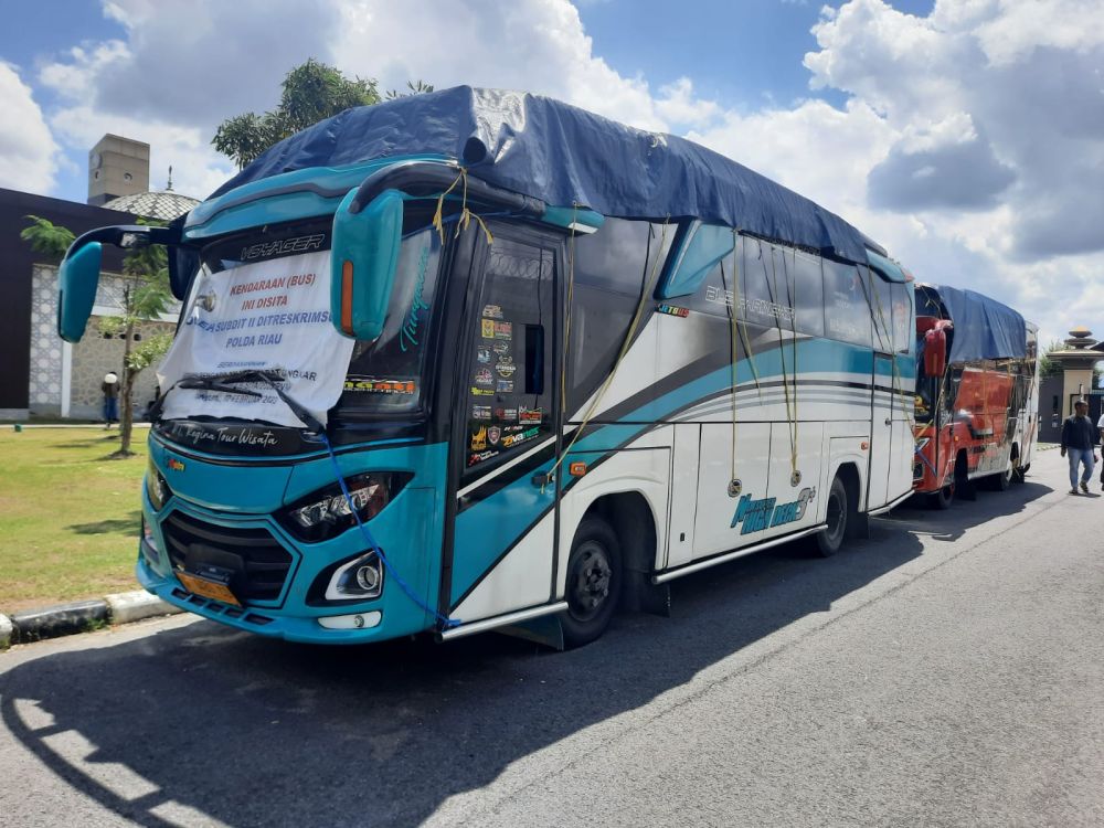 Polda Riau Sita 2 Bus Hasil TPPU Investasi Bodong Minuman Cimory