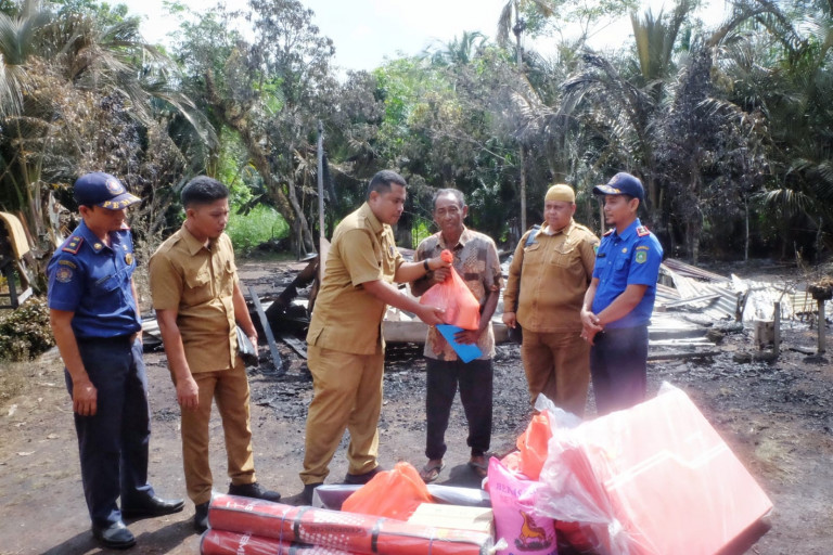 Pemkab Meranti Bantu Korban Kebakaran Rumah di Pulau Merbau