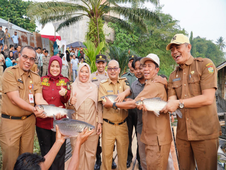 Pj Bupati Kampar Lakukan Panen Ikan Jelawat di Desa Sawah Kecamatan Kampar Utara